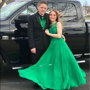 Gorgeous emerald green dress!